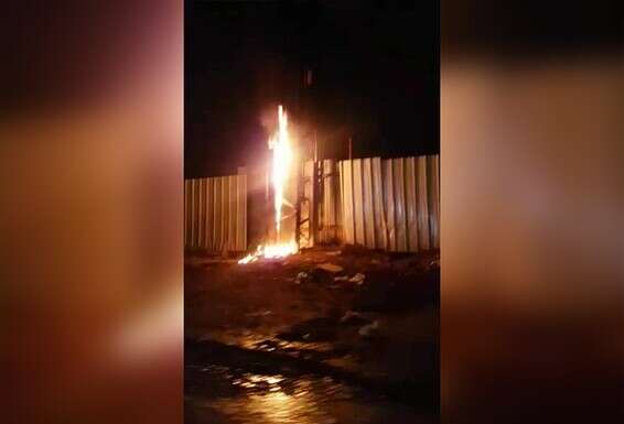 עמוד החשמל, דקות לאחר שהוצת // צילום: ועד א-סייד